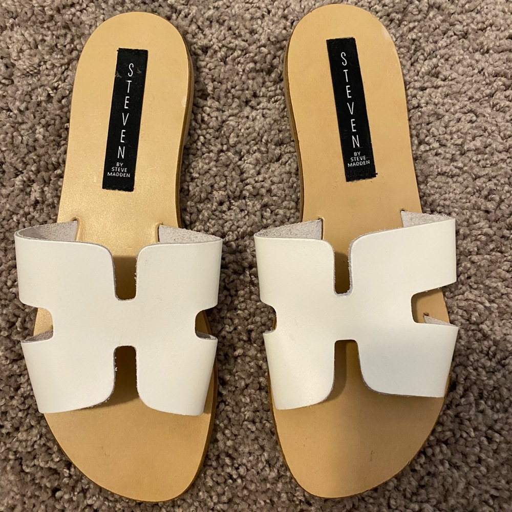 *NEVER WORN* STEVE MADDEN SLIP-ON SANDALS